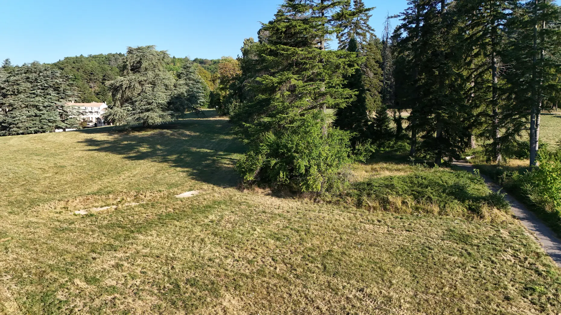 Au pied du château