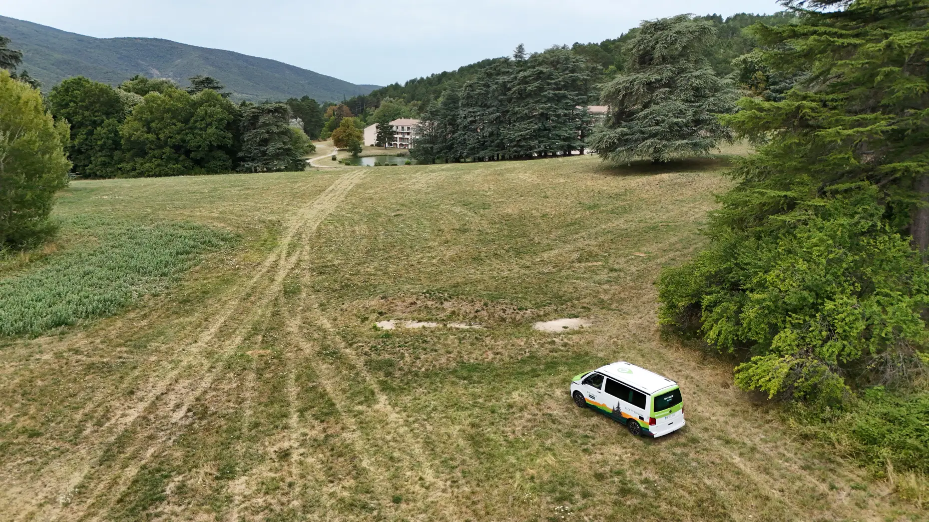 Au pied du château